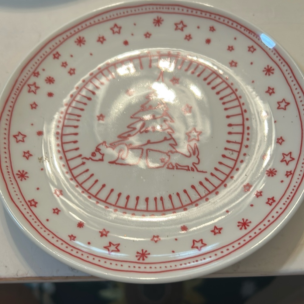 These are four 6 inch plates by Ellen DeGeneres with napkin rings and napkins